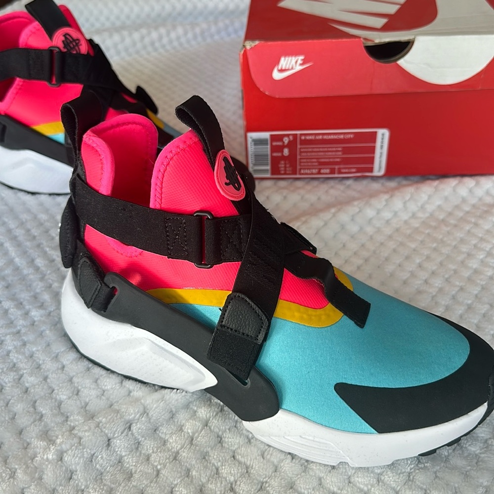 NIB women’s NIKE AIR Huarache City size 9.5